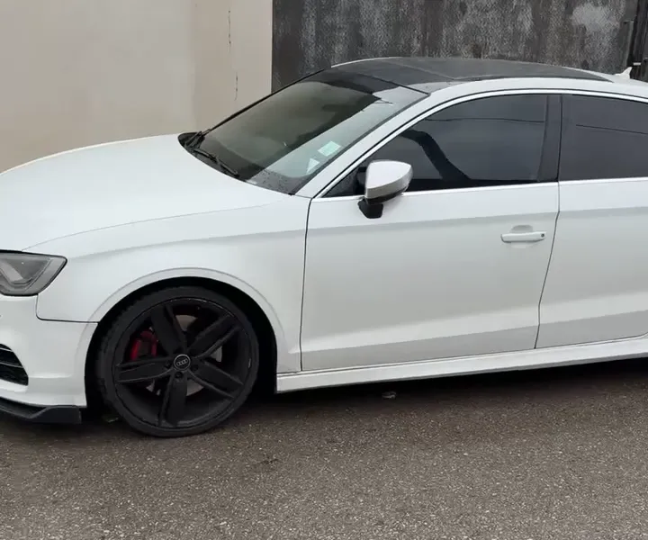 Audi S3 Limousine blanche, vue de trois quarts